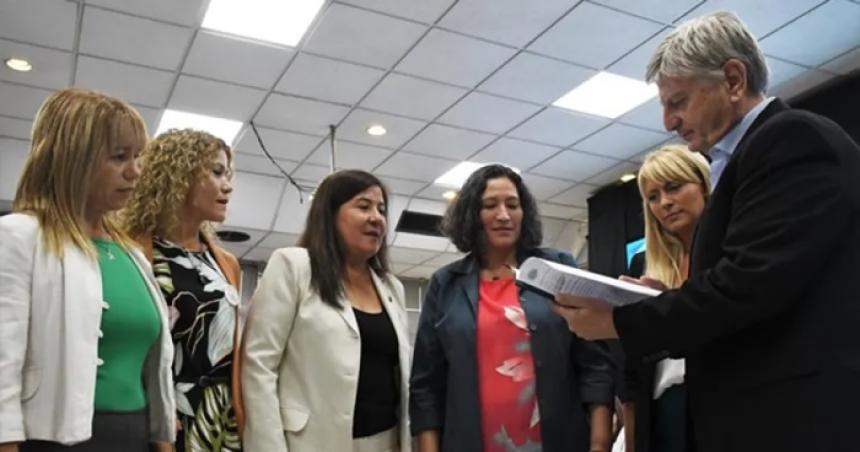 Entregan premios por el proyecto de la escultura de la Mujer trabajadora