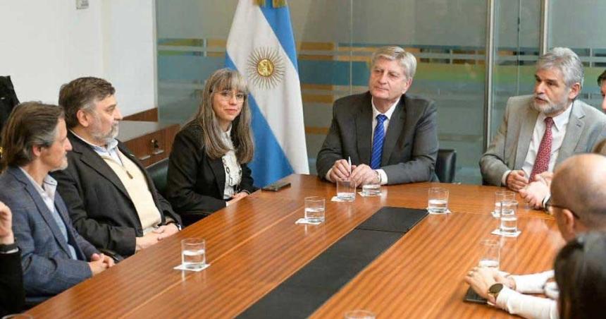 Ziliotto y Filmus firmaron el acuerdo para la readecuacioacuten del Centro Radio Oncoloacutegico
