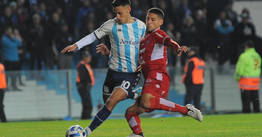 Racing goleoacute y ganoacute su grupo