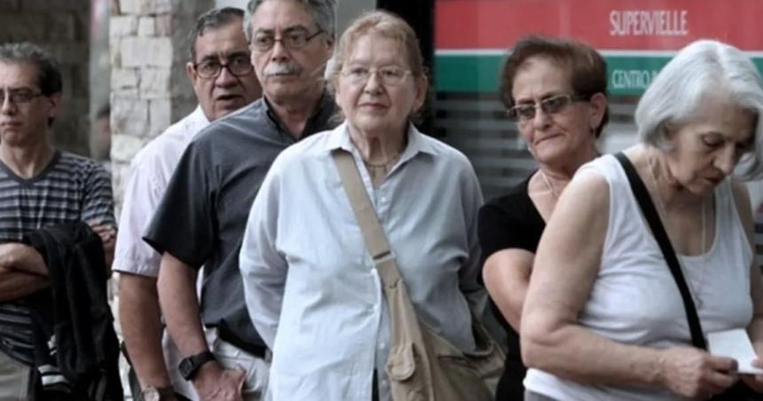 Maacutes de 50 mil jubilados y pensionados pampeanos cobraraacuten refuerzo de 17 mil pesos
