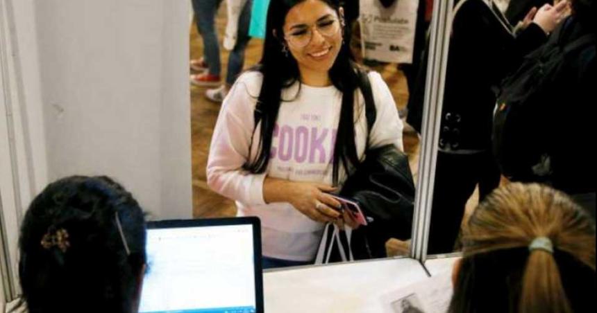 El empleo puacuteblico crecioacute 34-en-porciento- mientras que el privado solo 3-en-porciento- desde 2011