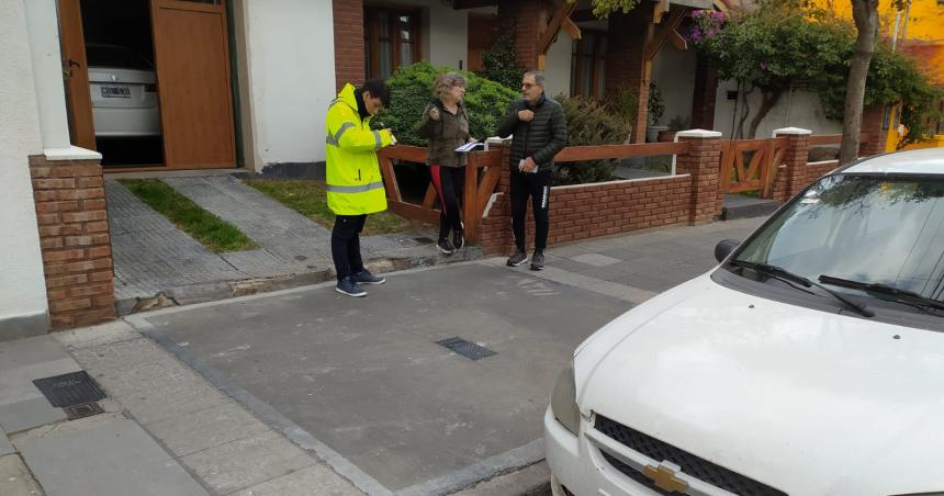 Dejaron un auto estacionado en una cochera en pleno centro