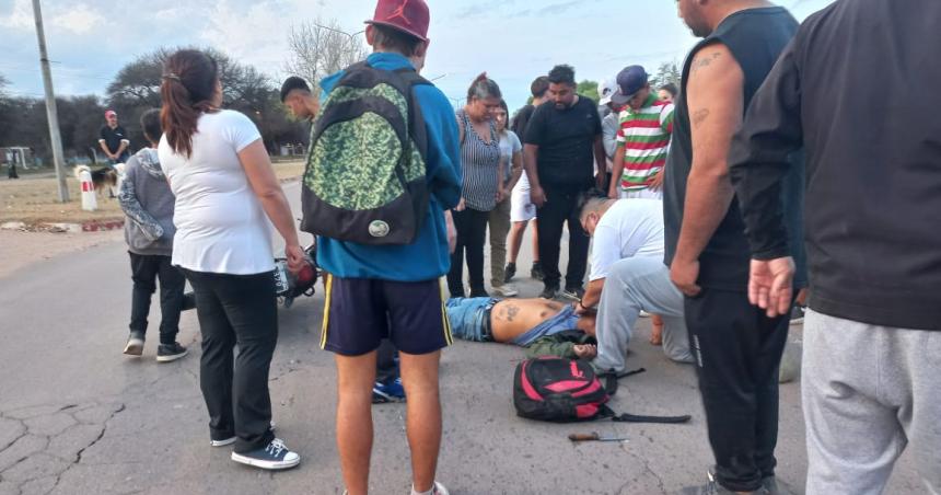 Un motociclista alcoholizado se accidentoacute y agredioacute a la Policiacutea- teniacutea 127 gl