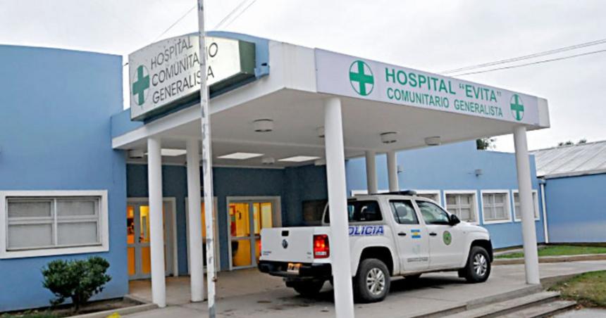 Apuntildealaron a un joven y lo abandonaron en la vereda del Hospital Evita