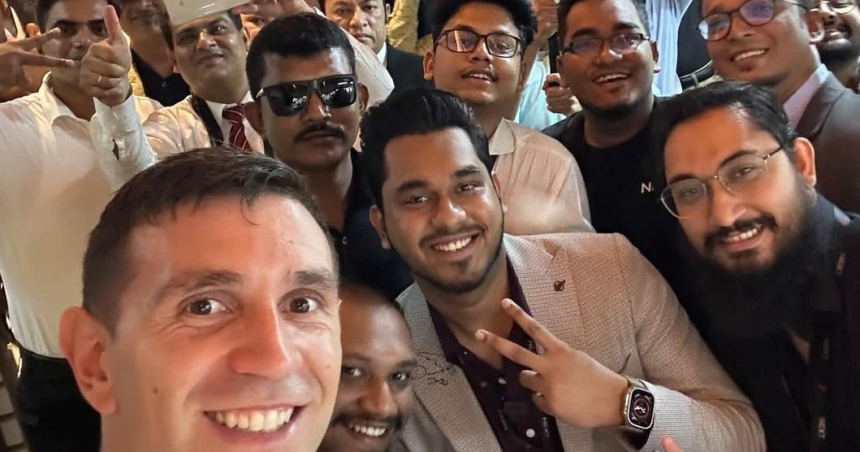 Dibu Martiacutenez visitoacute Bangladesh y generoacute una revolucioacuten