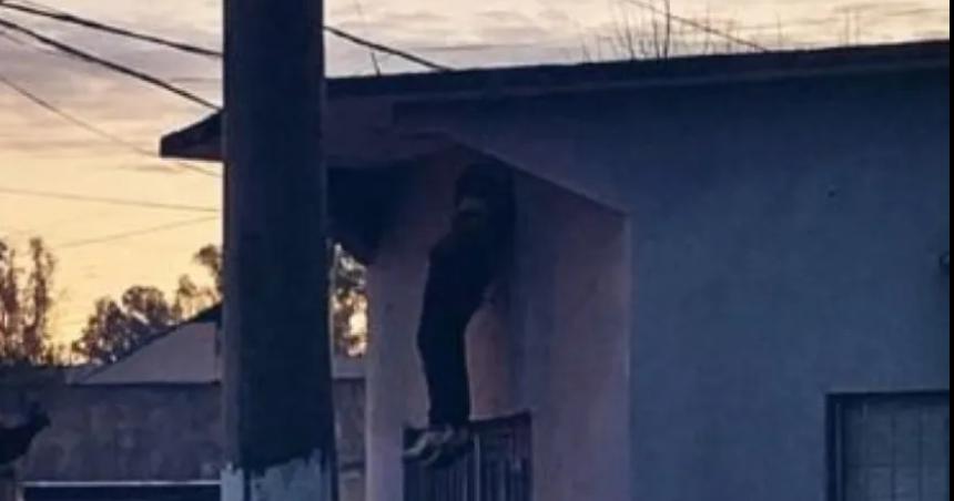 Quiso entrar a robar una casa quedoacute atrapado entre las rejas y murioacute
