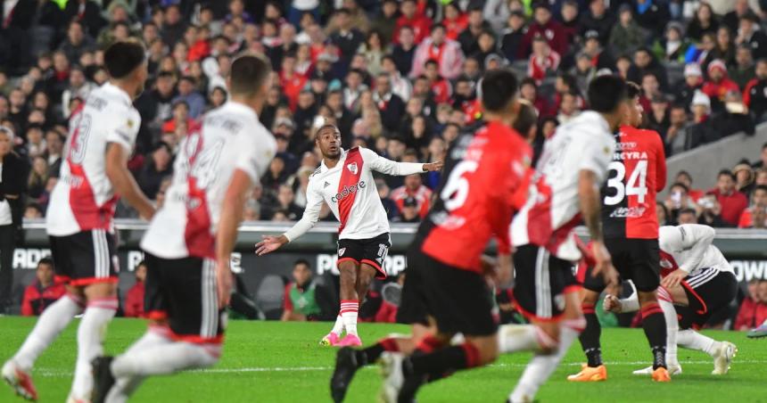 River le ganoacute a Coloacuten y se acerca cada vez maacutes al tiacutetulo