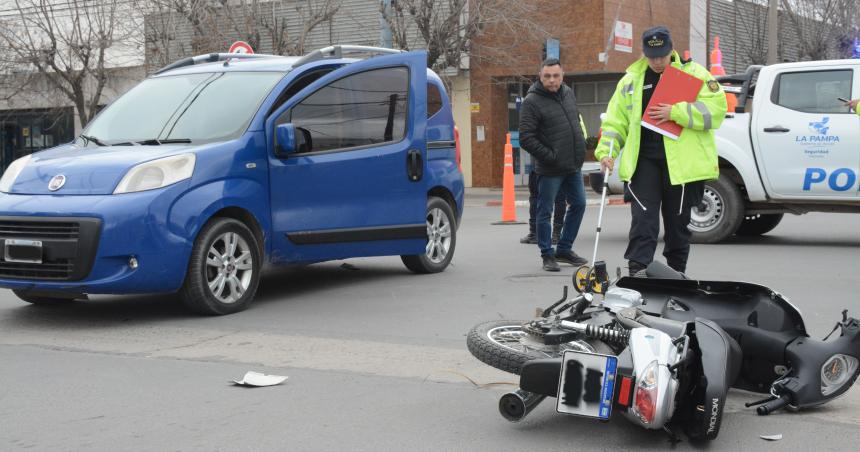 Dos motociclistas heridos en un choque en pleno centro