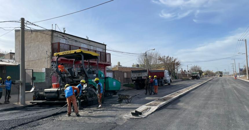 Realizan el primer tramo de capa asfaacuteltica en el corredor de calle Stieben