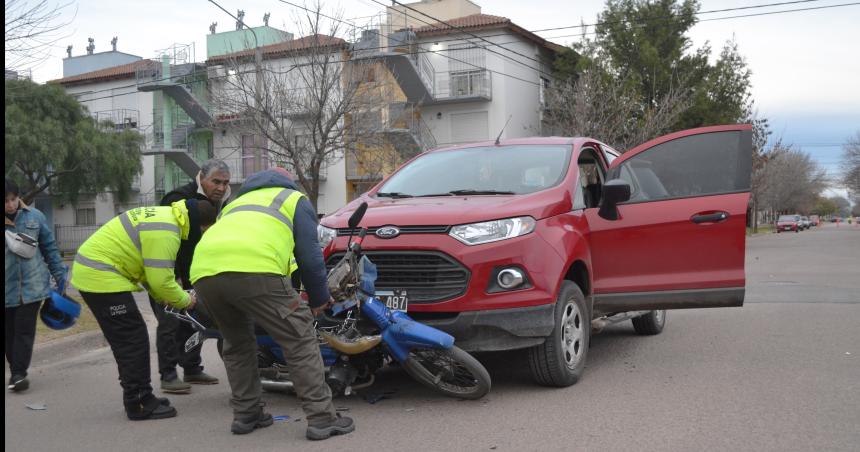 Chocaron moto y auto en Villa Santillaacuten
