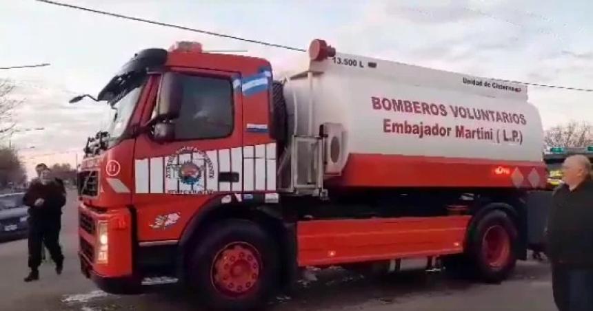 Llegoacute la nueva autobomba cisterna para los Bomberos de Embajador Martini