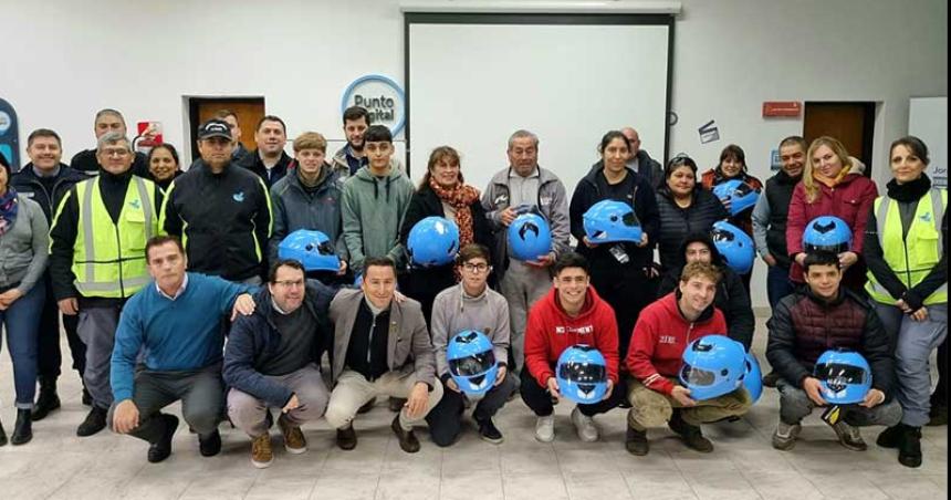 Capacitaron y entregaron cascos a motociclistas de Macachiacuten y Bernardo Larroudeacute