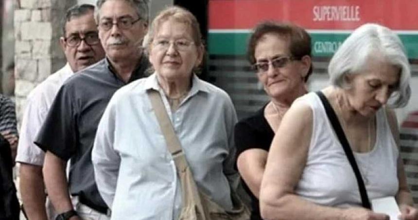 Jubilados y pensionados cobraraacuten un adicional por el aumento del salario miacutenimo