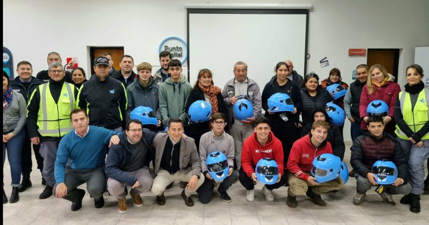 Capacitacioacuten y entrega de cascos a motociclistas de MAcachiacuten y Larroudeacute