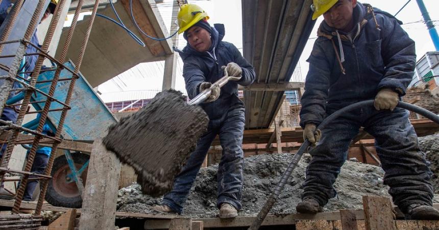 El Gobierno oficializoacute el aumento del Salario Miacutenimo Vital y Moacutevil