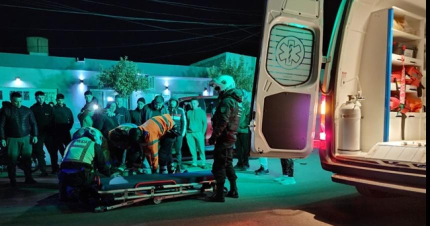 Motociclista en grave estado tras chocar una camioneta estacionada