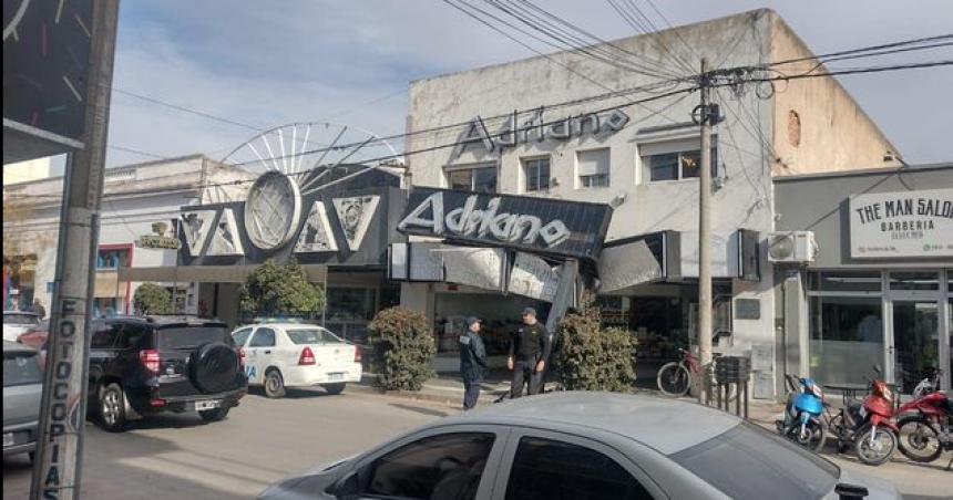 Un enorme cartel de una zapateriacutea cayoacute en el centro santarrosentildeo