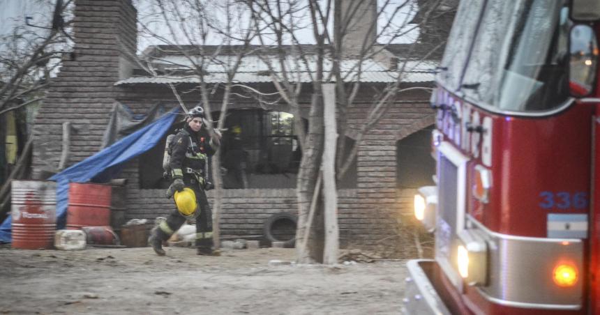 Una mujer quiso prender una estufa con nafta e incendioacute la casa