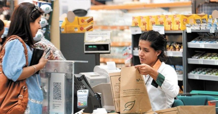 Empleados de comercio cobraraacuten un aumento trimestral del 27-en-porciento-