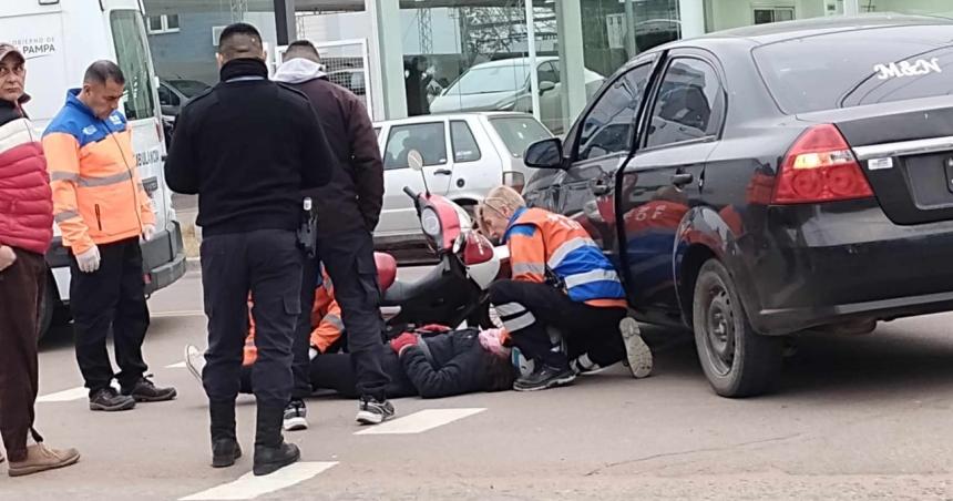 Una motociclista con golpes por un choque en la ciudad
