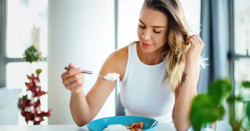 Cuaacutel es la teacutecnica sencilla para reducir las caloriacuteas del arroz a la mitad