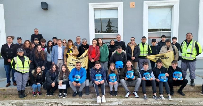 Entrega de cascos y capacitacioacuten en conduccioacuten segura en Doblas
