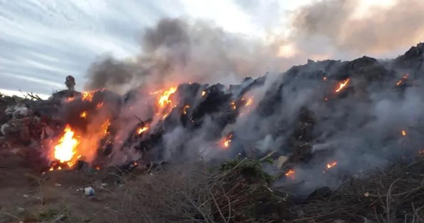 Denuncian incendio intencional en el basurero de Castex