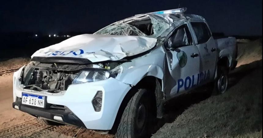 Policiacuteas de Larroudeacute volcaron en un predio rural