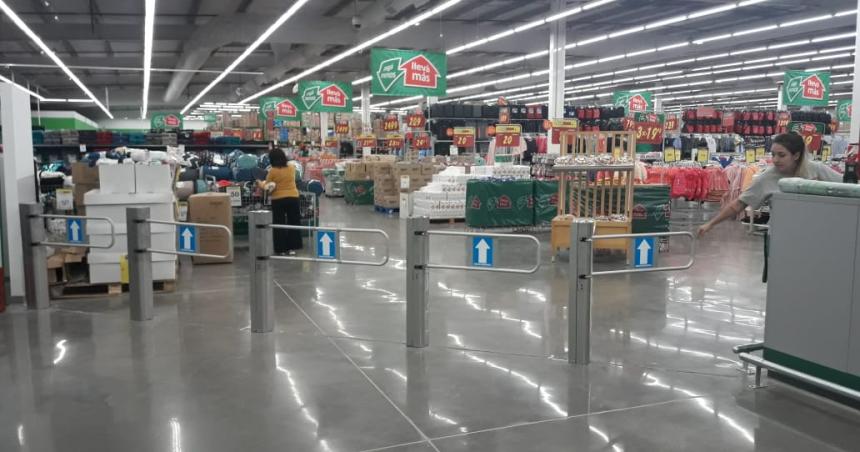 Walmart quiso despedir a un cajero porque faltaron 300