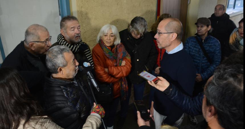 Quejas de los Jubilados Autoconvocados por el trato de la policiacutea en Casa de Gobierno