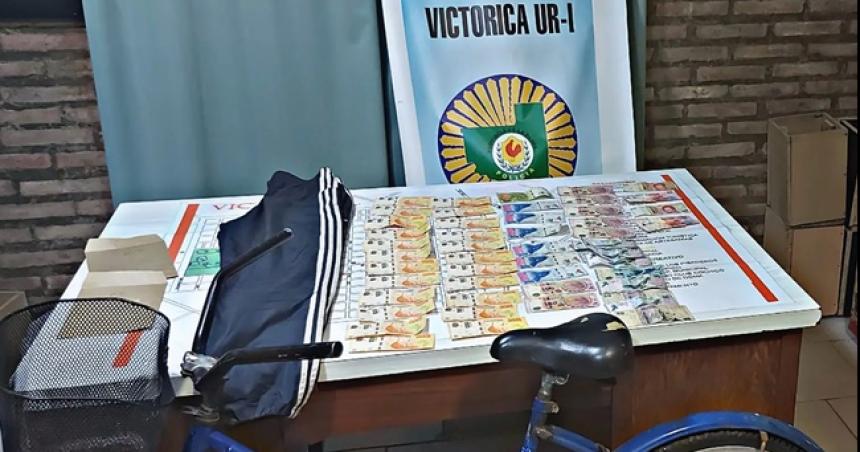 Un hombre en bicicleta le roboacute a una mujer a un nintildeo y fue detenido 