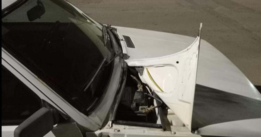 Dantildearon un auto para robarle la bateriacutea