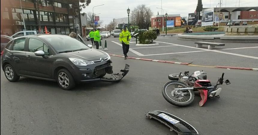Choque en la rotonda de San Martiacuten y Luro