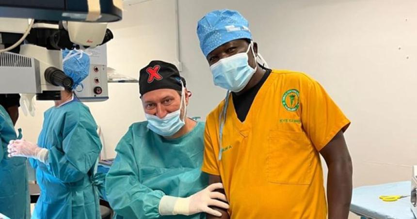 Meacutedico piquense opera a pacientes en Aacutefrica