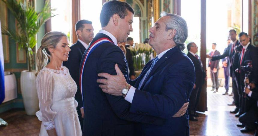 El presidente participoacute en Paraguay de la asuncioacuten de Santiago Pentildea