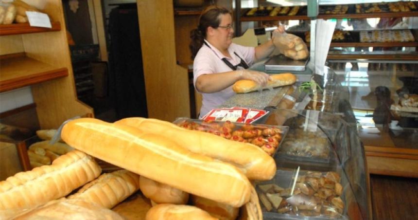 El pan aumenta un 15-en-porciento- y el kilo llega a 800 tras la devaluacioacuten