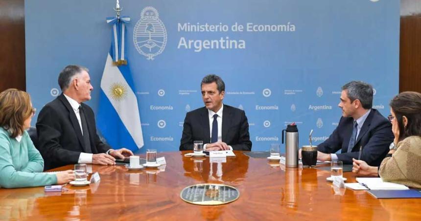 En medio de la suba del doacutelar y las remarcaciones el Gobierno se reuacutene con empresarios