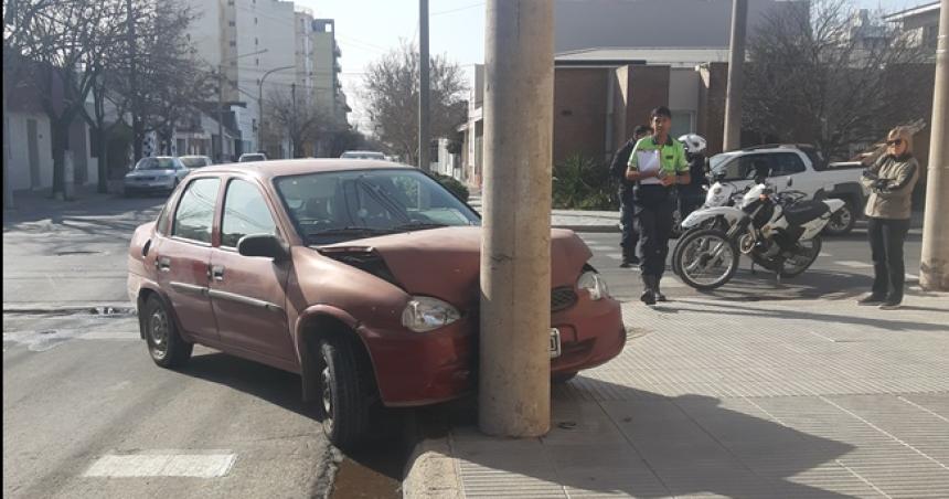 Camioneta chocoacute a un auto que se estrelloacute contra una columna