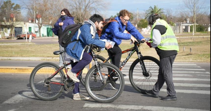 Buscan dotar de elementos de seguridad a ciclistas en escuelas