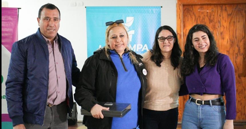 Entregaron tablets a promotoras de geacutenero y diversidad en Pico