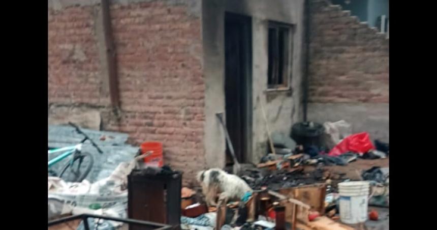 Se incendioacute una casa en el barrio Salvador Anania y una familia pide ayuda