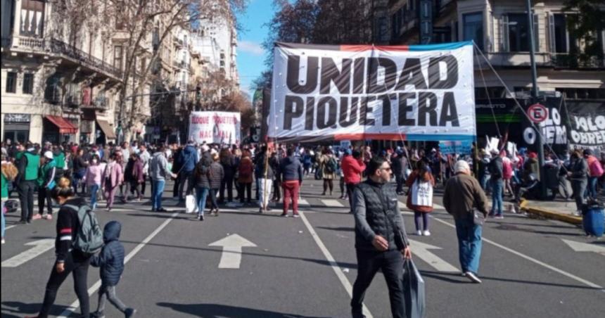 Otra poleacutemica con los planes sociales que promete maacutes ruido en la campantildea