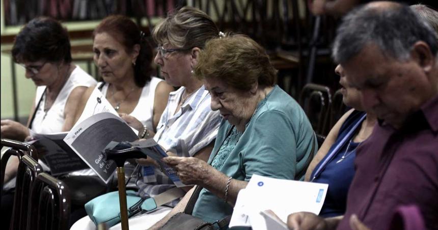 Desde septiembre los jubilados cobraraacuten un 23-en-porciento- maacutes y bonos mensuales