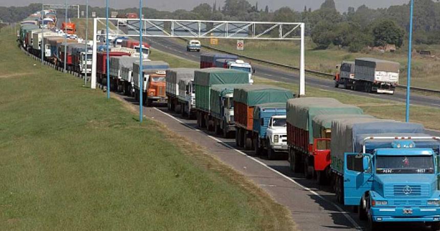 Transportistas de carga iniciaron un paro y podriacutea generar desabastecimiento