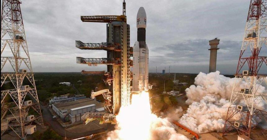 La sonda india Chandrayaan-3 llegoacute a la Luna y se posoacute sobre la superficie sin sufrir dantildeos