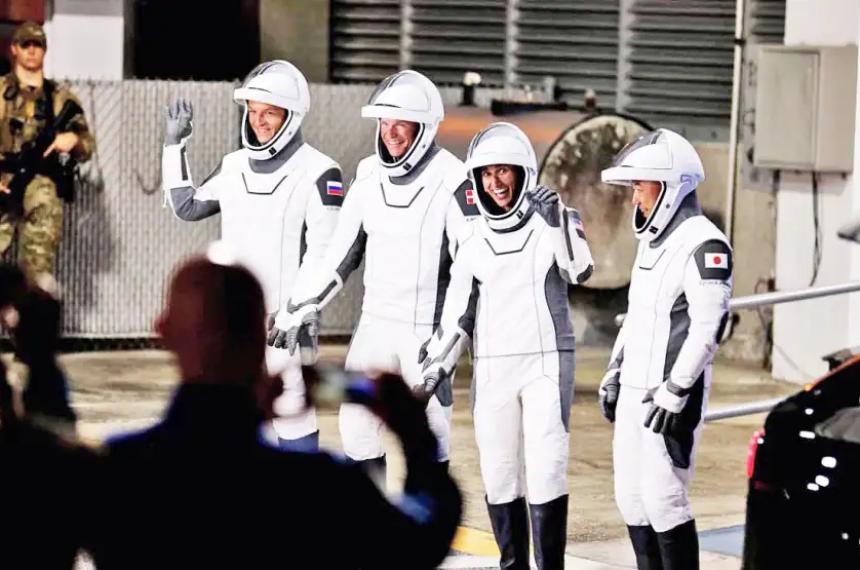 La NASA y SpaceX enviaron cuatro astronautas a la Estacioacuten Espacial Internacional