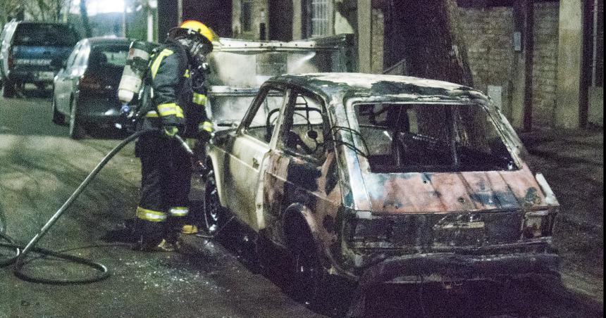 Pico- un incendioacute destruyoacute totalmente un auto