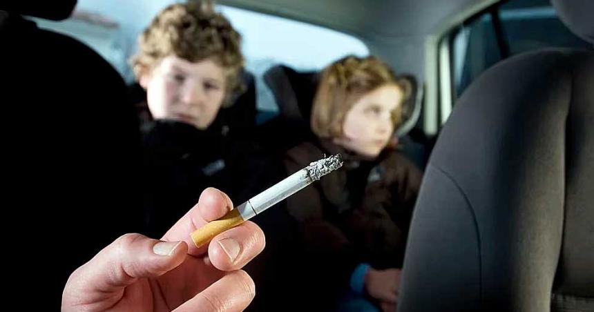 Fumar en el auto puede dantildear la salud de los nintildeos aunque no esteacuten presentes