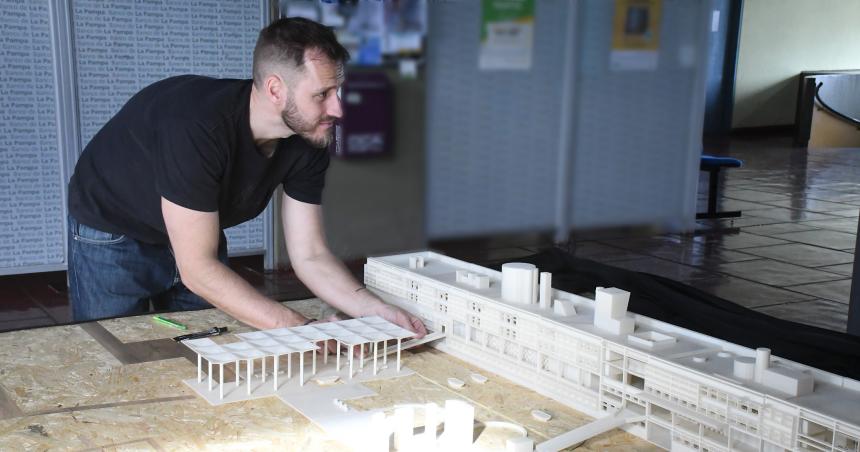 Exhiben la maqueta original del Centro Ciacutevico