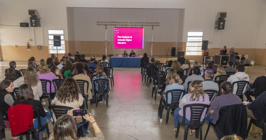 Primer encuentro de Inclusioacuten Educativa con la brecha digital en el radar